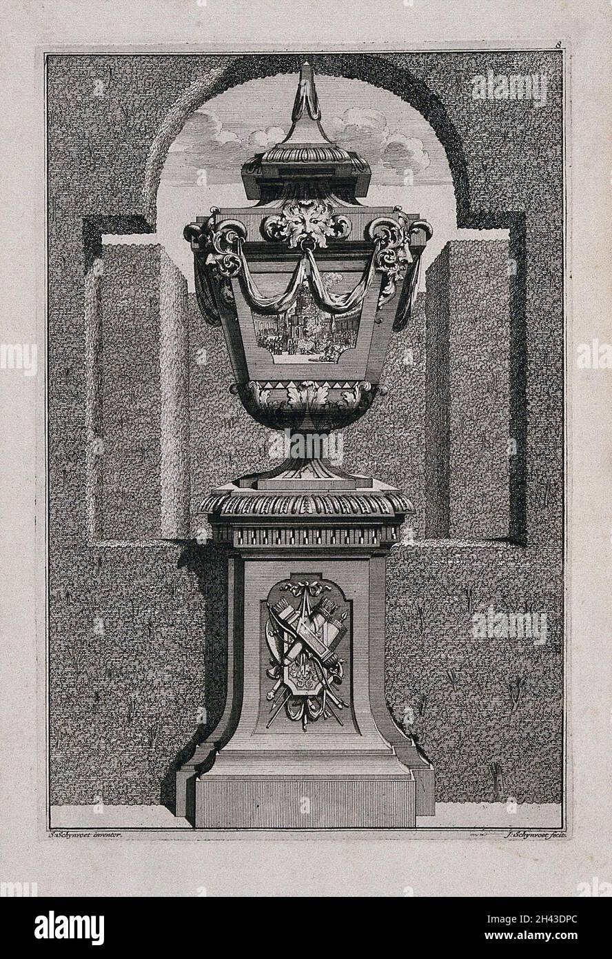 Eine verzierte Vase und ein Sockel mit Menschenmassen um ein brennendes Gebäude, das an der Seite geschnitzt wurde. Radierung von J. Schynvoet, c. 1701, nach S. Schynvoet. Stockfoto