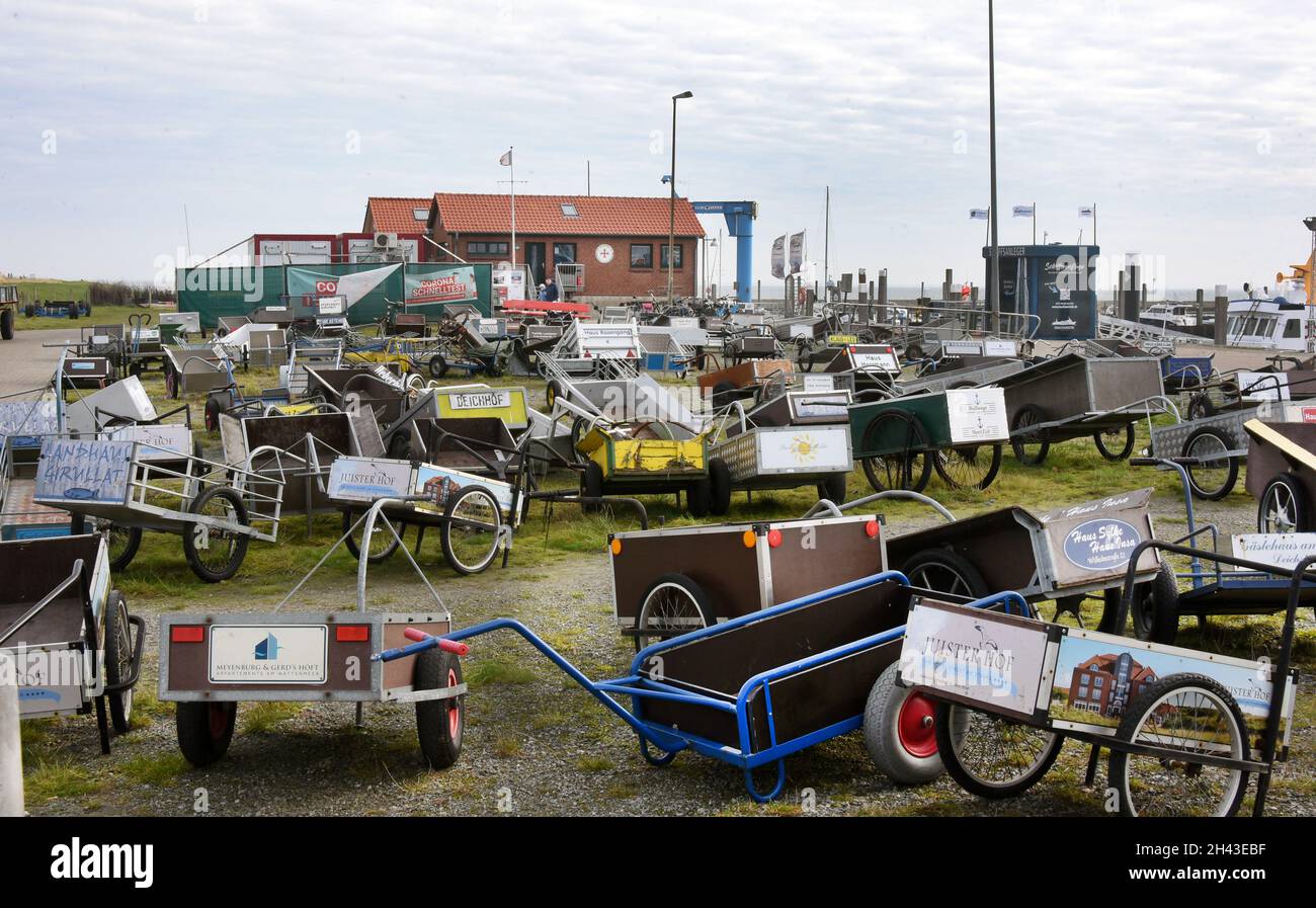 Juist, Deutschland. Oktober 2021. Gepäckwagen stehen