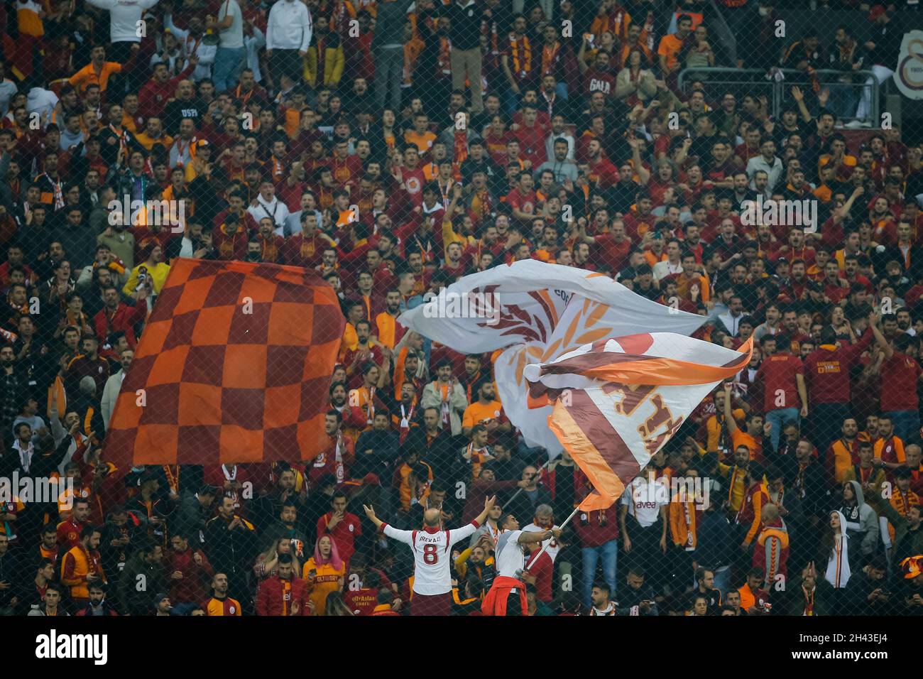 ISTANBUL, TÜRKEI - 31. OKTOBER: Fans von Galatasaray winken beim Super Lig-Spiel zwischen Galatasaray und Gaziantep FK am 31. Oktober 2021 im NEF-Stadion in Istanbul, Türkei (Foto: Orange Pictures) Stockfoto