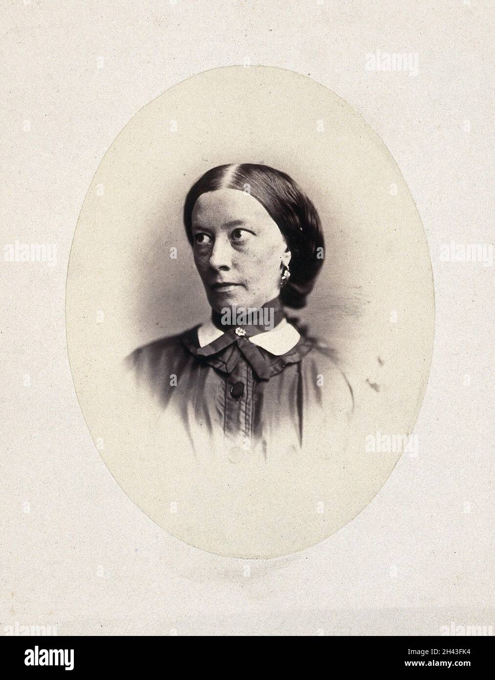 Kopf und Schultern einer Frau, ihr Gesicht ist nach rechts geneigt und ihre Augen schauen nach oben. Foto von L. Haase nach H.W. Berend, 1865. Stockfoto
