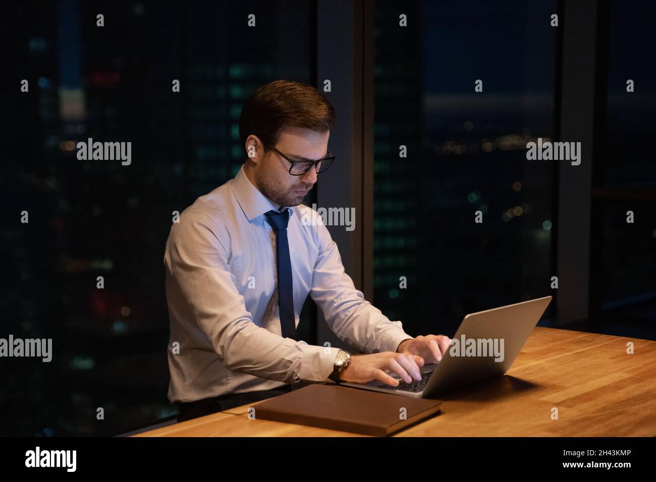 Fokussierte ernsthafte junge Geschäftsmann arbeiten am Computer. Stockfoto