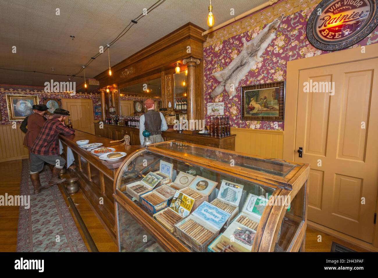 Alaska, Skagway, Klondike Gold Rush National Historical Park, The Mascot Saloon, in ursprünglicher Lage, wie es Anfang des 20. Jahrhunderts erschien, Schaufensterpuppen an der Bar Stockfoto