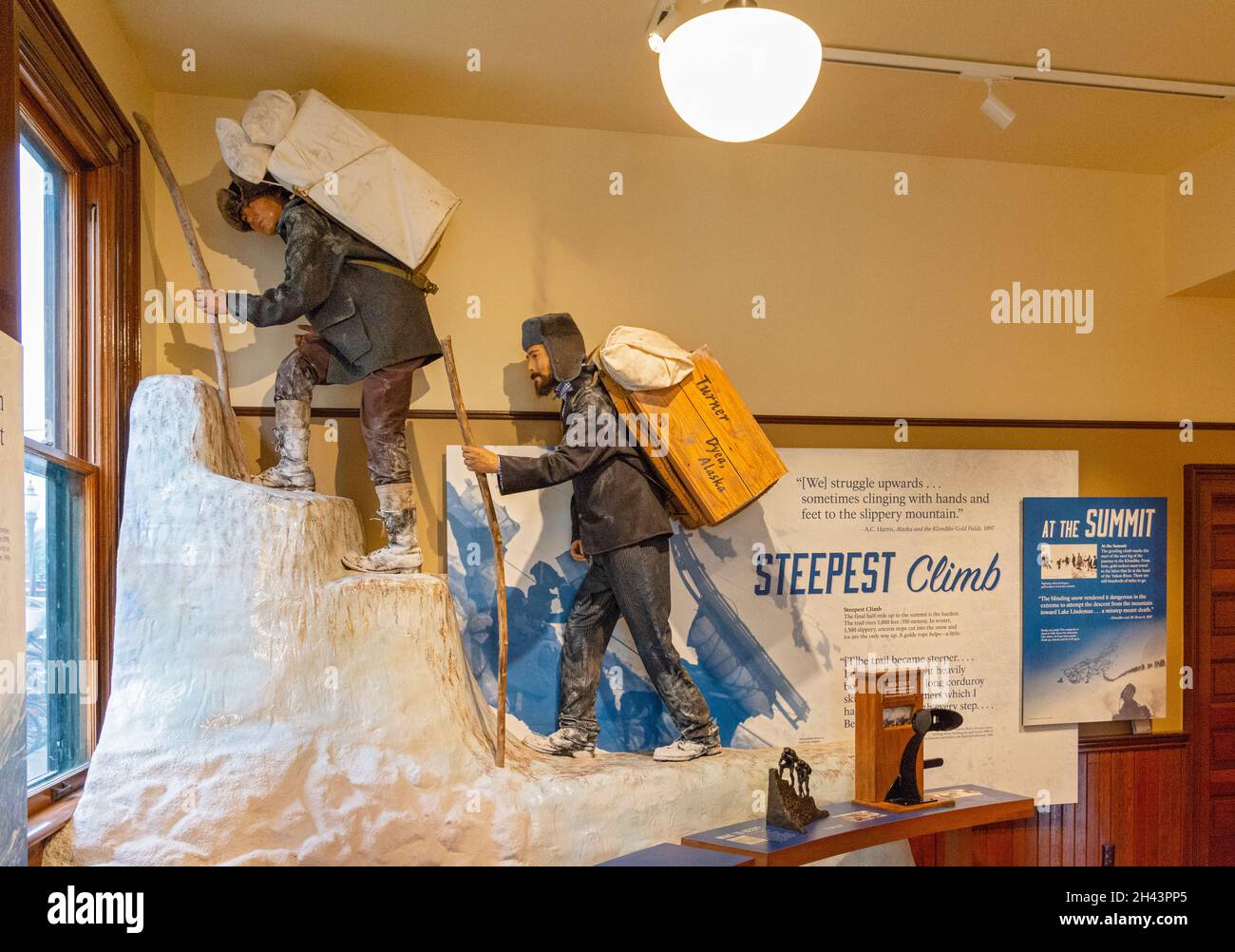 Alaska, Skagway, Klondike Gold Rush National Historical Park, Besucherzentrum, Innenausstellung, Bergarbeiter, die den Chilkoot Trail erklimmen Stockfoto