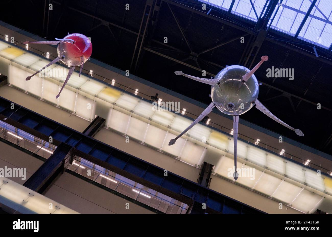 Besucher sehen die Vision der Künstlerin Anicka Yi eines neuen Ökosystems mit schwebenden Flugzeugmaschinen in der Turbine Hall der Tate Modern Art Gallery, London, England Stockfoto