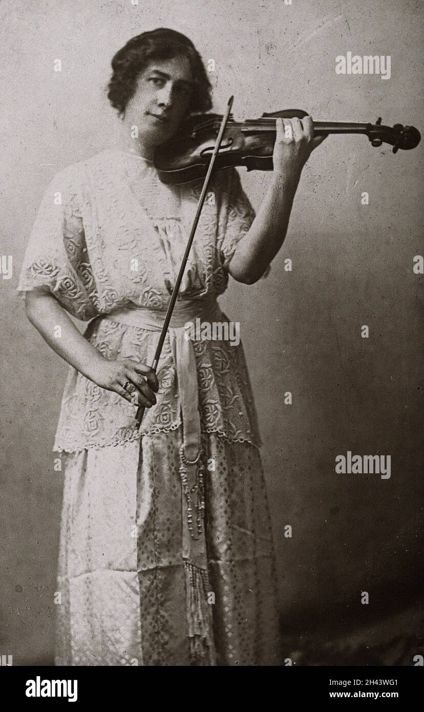 Miss Julia Klumpke spielt Geige. Foto. Stockfoto