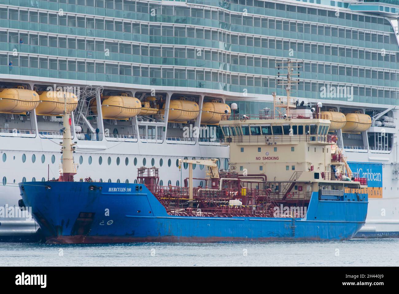 Eine allgemeine Sicht auf das Independence of the Seas-Schiff in Gibraltar. Stockfoto