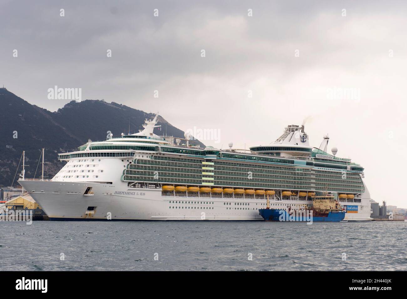 Eine allgemeine Sicht auf das Independence of the Seas-Schiff in Gibraltar. Stockfoto