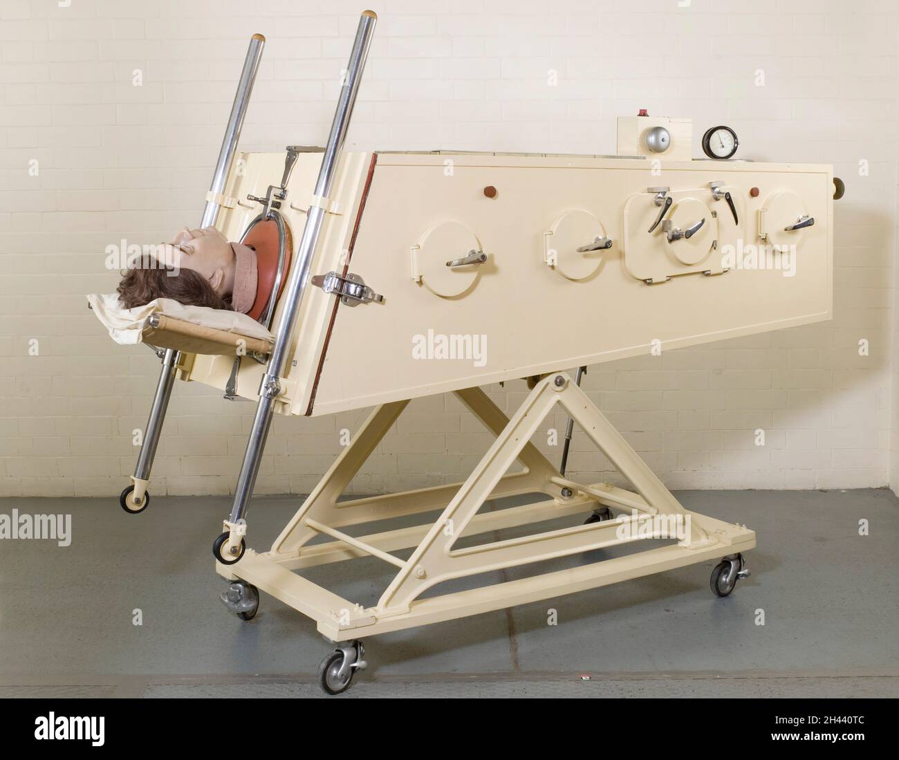 Beide Arten von Eisen Lunge c. 1950 präsentiert von Viscount Nuffield an das Memorial Hospital Darlington. Galerie Ansicht, Front 3/4 Viwe des ganzen Objekts Stockfoto