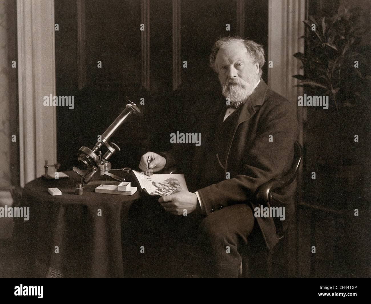 Ein Wissenschaftler, der mit seinem Mikroskop posierte, in einem Salon. Foto von Elliott und Fry, 1880/1890. Stockfoto