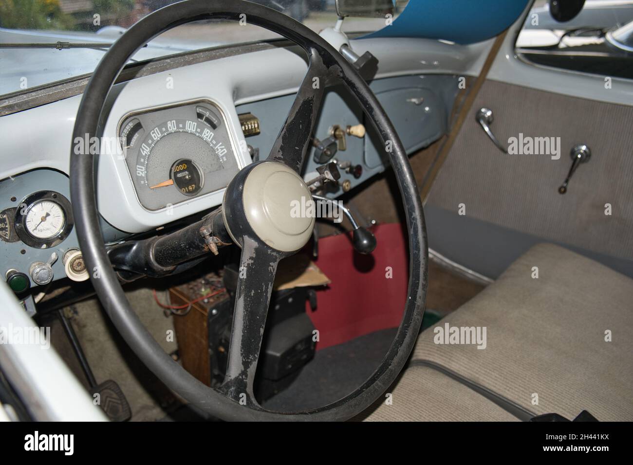 51143 KÖLN, DEUTSCHLAND - 25. Jul 2021: Nahaufnahme eines Cockpits mit einem alten beschädigten Lenkrad eines Oldtimers Stockfoto