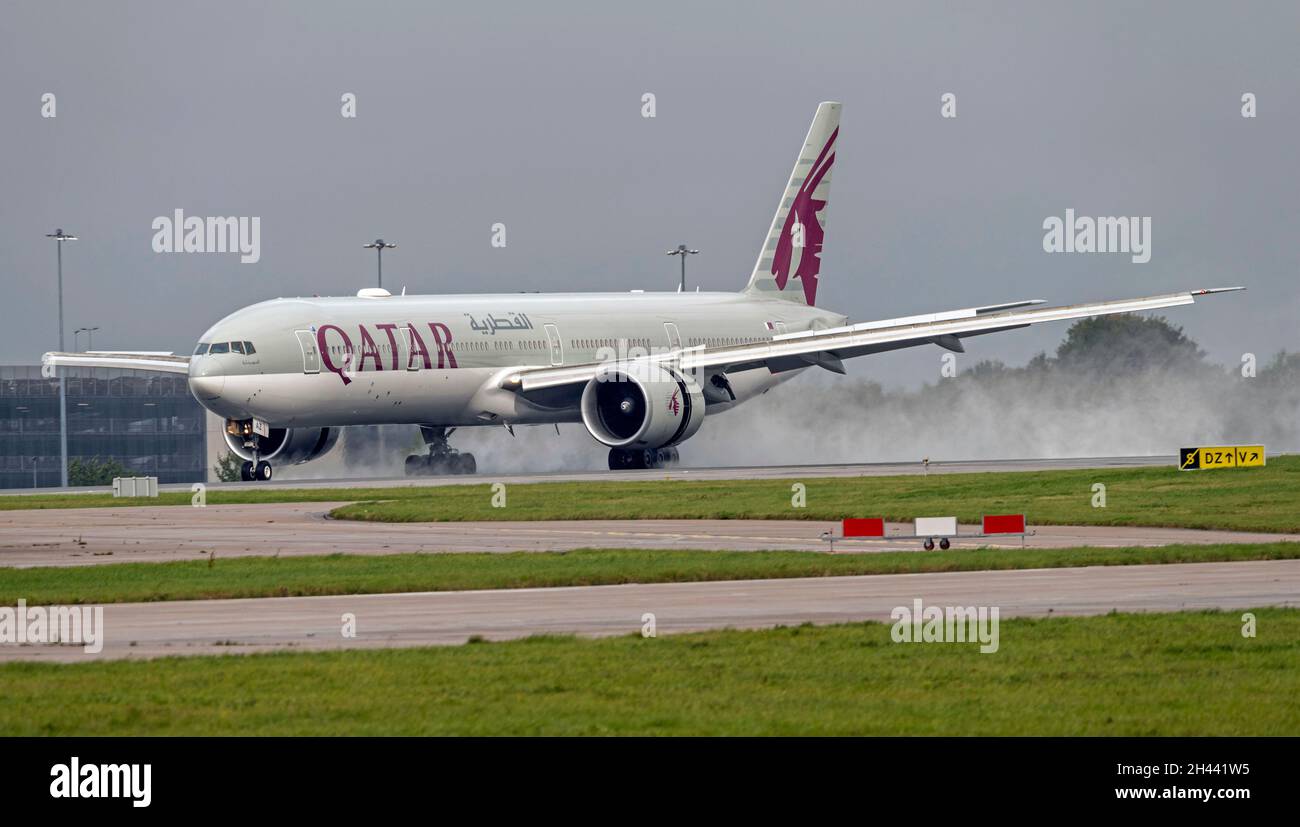 Qatar Airways Boeing 777-300ER, A7-BAZ, Landung am Flughafen Manchester Stockfoto