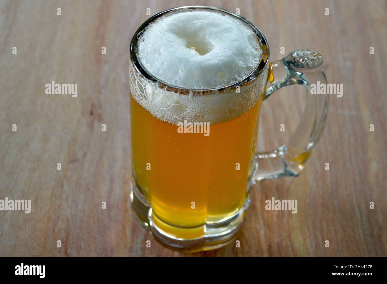 Eine australische XPA in einem Glas auf dem Tisch Stockfoto