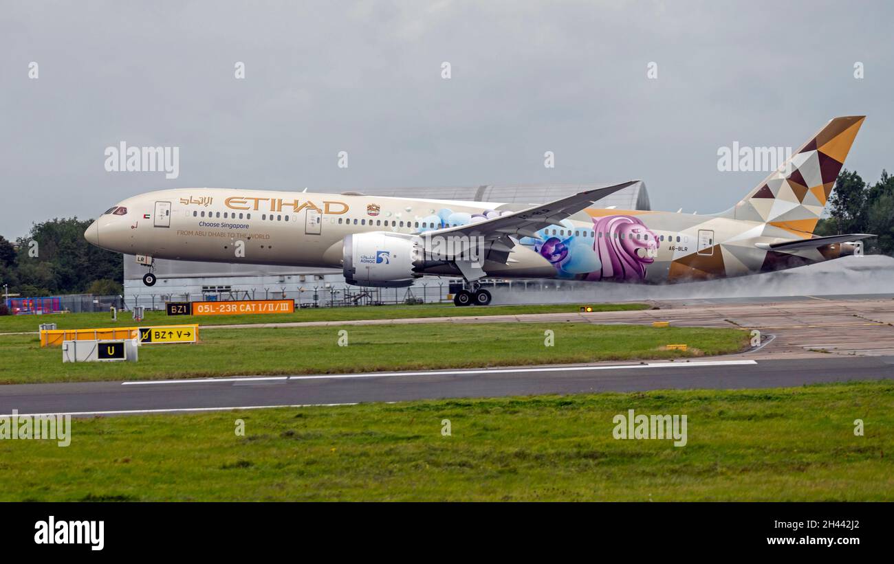 Etihad Airways Boeing 787-9 Dreamliner in ADNOC „Choose Singapore“, spezielle Lackierung, die am Flughafen Manchester abhebt Stockfoto
