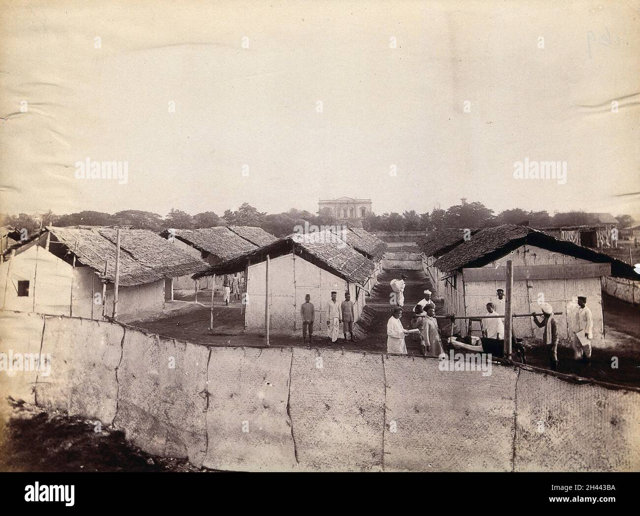 Eine Frau mit Pest wird auf einer Bahre aus einem schlanken Zweig in das Hindu Plague Hospital getragen. Foto, 1896/1897. Stockfoto