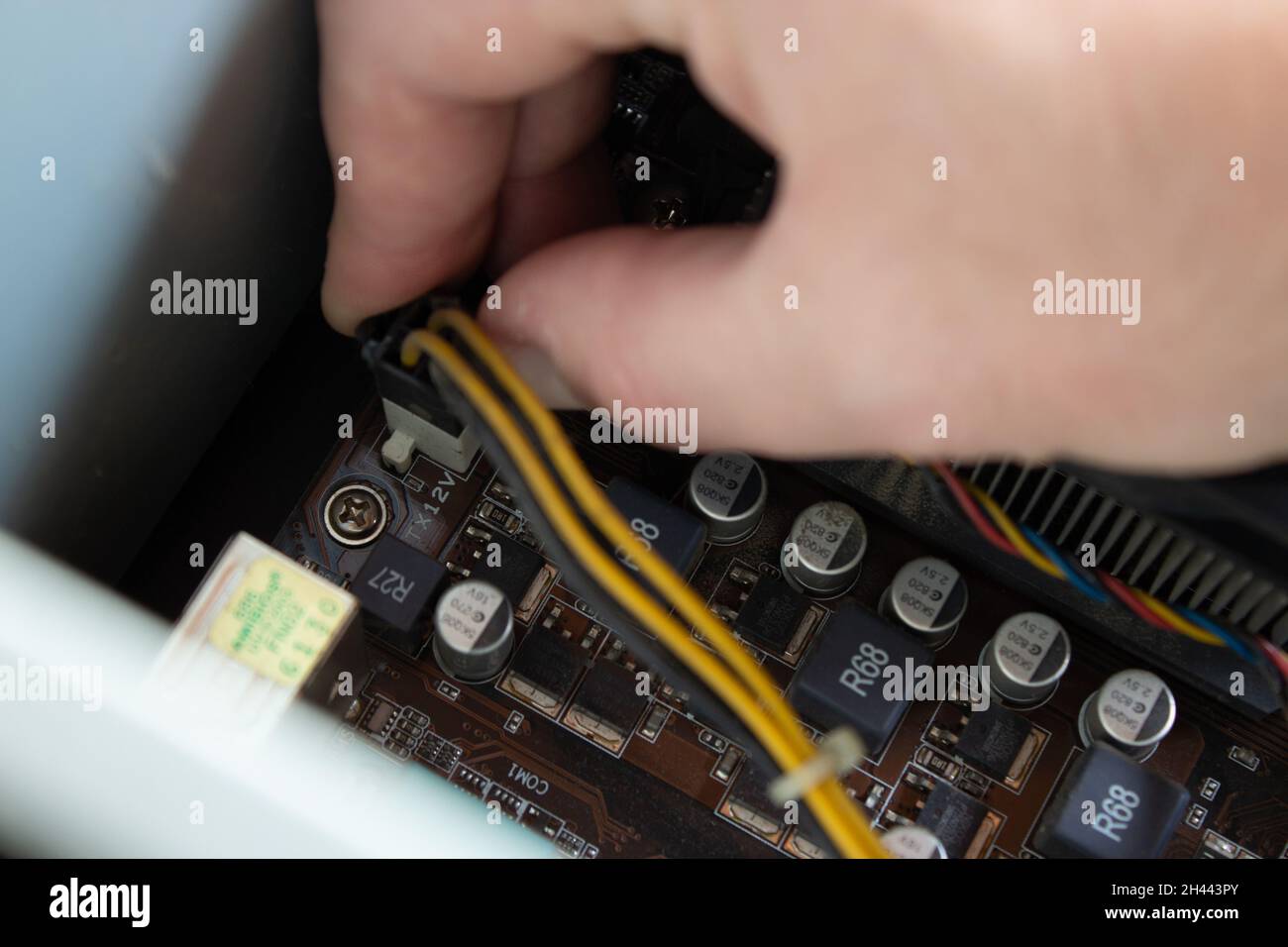 Man kann die elektrischen Anschlüsse eines Computers in die richtigen Steckdosen stecken, um den Computer ordnungsgemäß zu betreiben. Netzkabelanschlüsse. Stockfoto