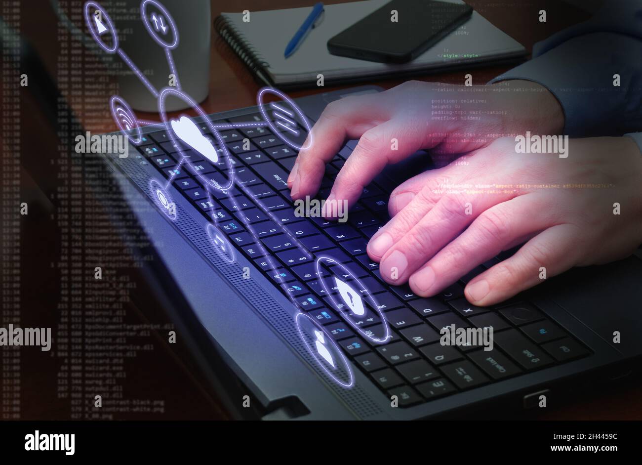 Programmcode auf Notebook-Nahaufnahme eingeben. Softwareentwicklungskonzept Stockfoto