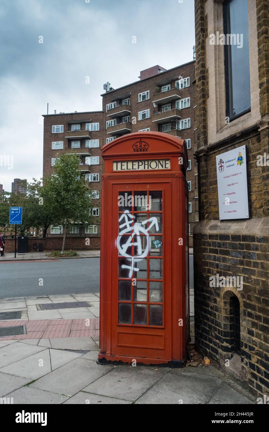 Telefonbox mit anarchischen Graffiti, Vauxhall, London Stockfoto