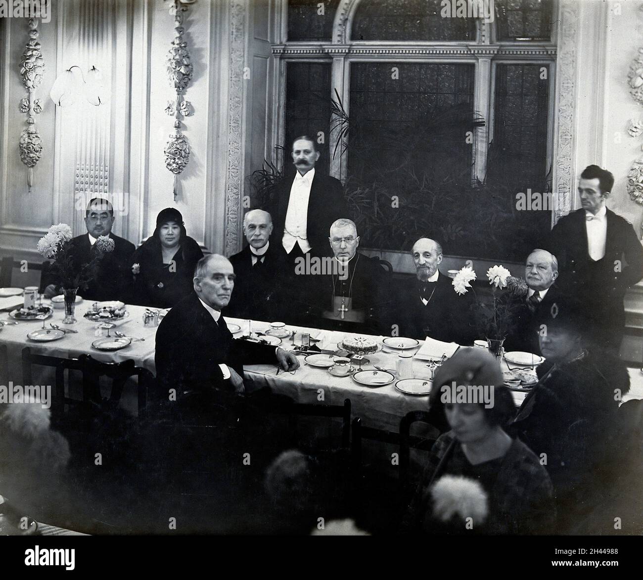 Henry Solomon Wellcome beim Abendessen anlässlich der Eröffnung der Cinchona-Ausstellung. Foto von Walshams, 1930. Stockfoto