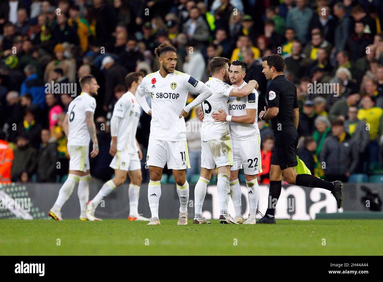 Norwich, Großbritannien. Oktober 2021. Leeds Spieler feiern am Ende des Premier League-Spiels zwischen Norwich City und Leeds United in der Carrow Road am 31. Oktober 2021 in Norwich, England. (Foto von Mick Kearns/phcimages.com) Credit: PHC Images/Alamy Live News Stockfoto