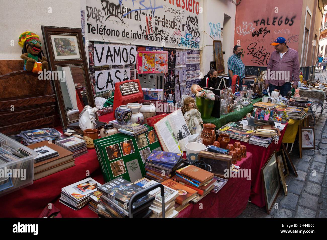 Stände auf dem Jueves Flohmarkt im Stadtteil Feria von Sevilla, Spanien Stockfoto