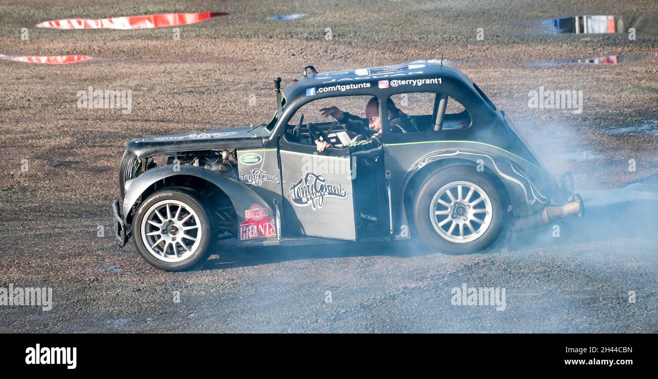 Der weltberühmte Stuntfahrer Terry Grant, der beim Flame & Thunder Event am Santa Pod Race Way im Oktober 2021 eine gefährliche Stunt Show ablegt Stockfoto