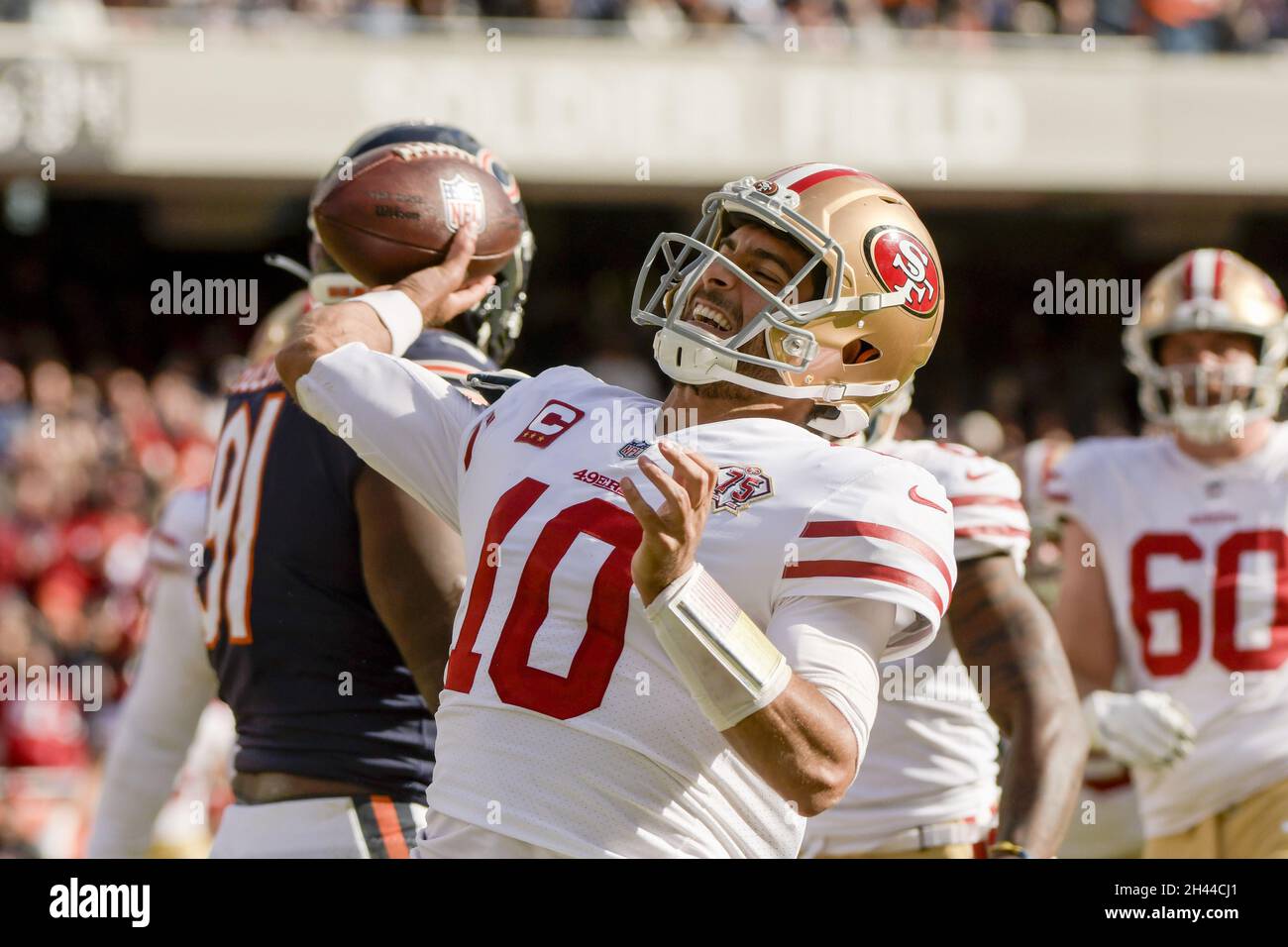 Chicago, Usa. Oktober 2021. Jimmy Garoppolo, der Quarterback der San Francisco 49ers, wirft den Ball in die Tribüne, nachdem er am Sonntag, dem 31. Oktober 2021, im Soldier Field in Chicago gegen die Chicago Bears im vierten Quartal aufgelegt hatte. 49ers gewann 33-22. Foto von Mark Black/UPI Credit: UPI/Alamy Live News Stockfoto