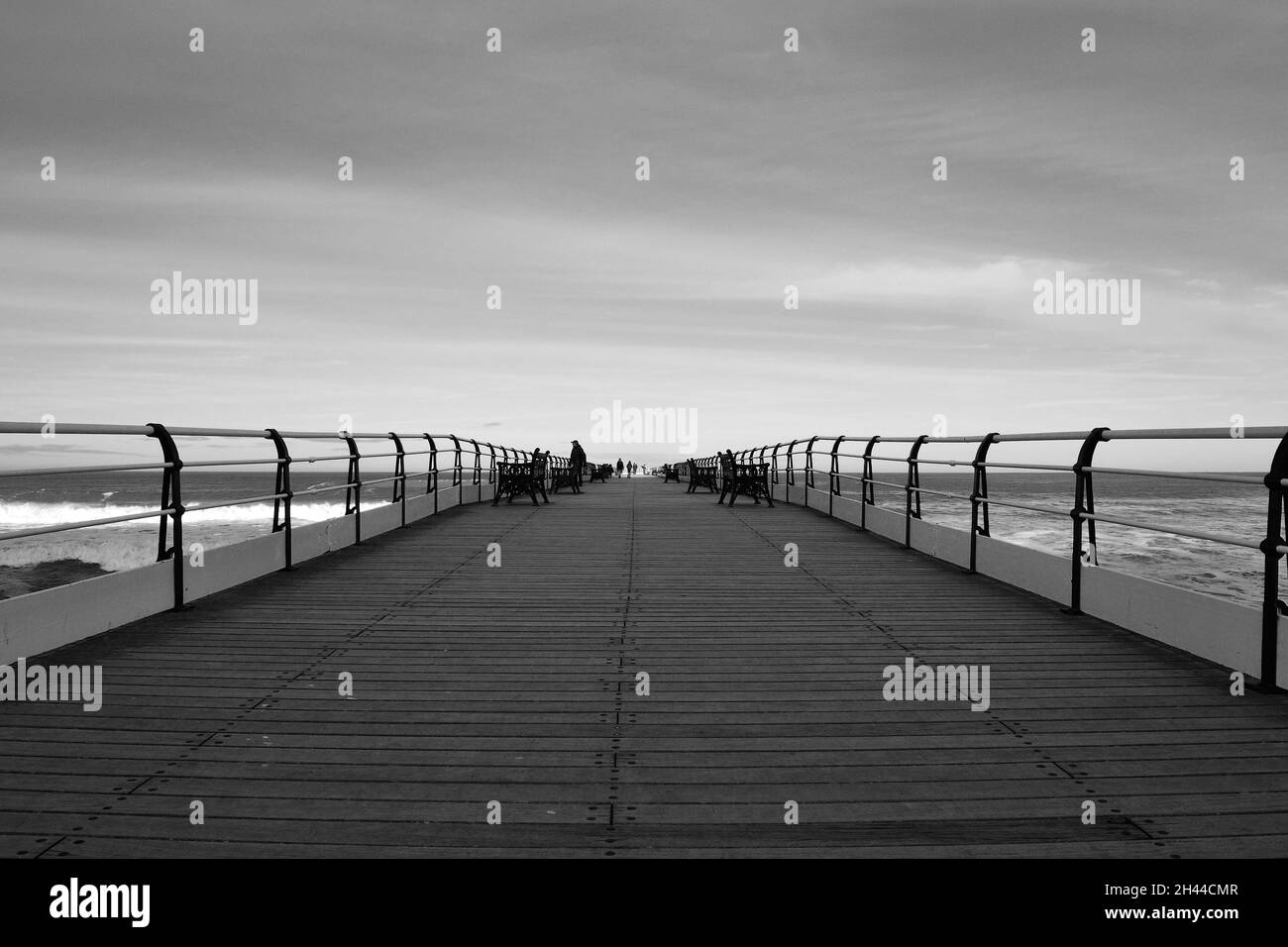 Schwarz-Weiß-Bild Blick nach Osten von der schönen, historischen, viktorianischen Pier in Saltburn by the Sea an der Nordostküste von England. Stockfoto