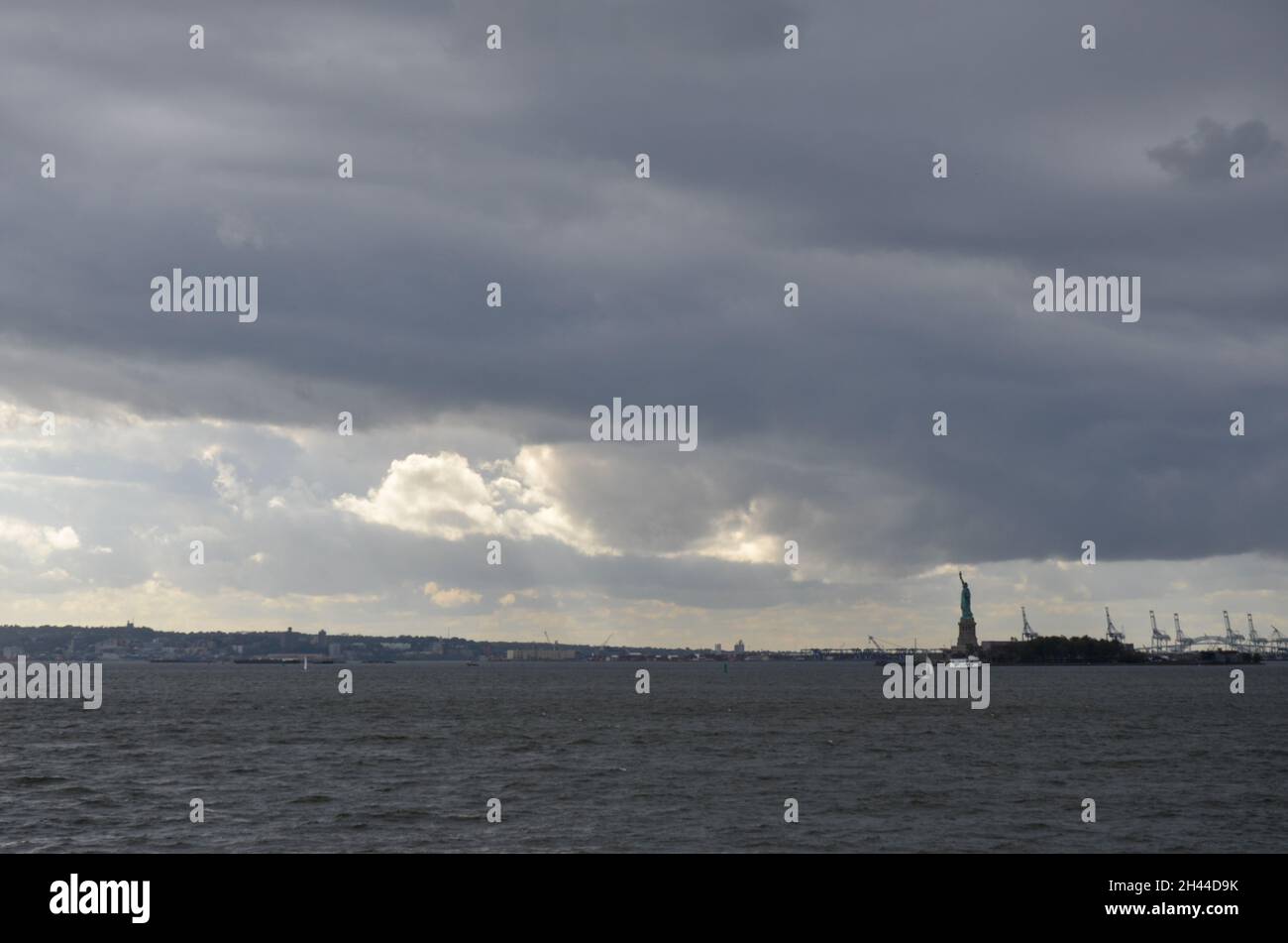 Usa. Oktober 2021. Die Freiheitsstatue ist am 30. Oktober 2021 aus der Ferne in New York City zu sehen. (Foto von Ryan Rahman/Pacific Press) Quelle: Pacific Press Media Production Corp./Alamy Live News Stockfoto