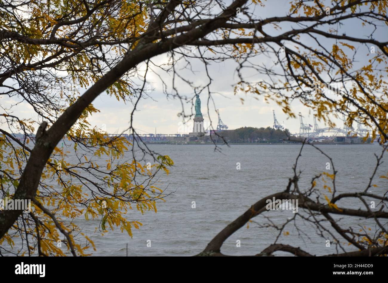 Usa. Oktober 2021. Die Freiheitsstatue ist am 31. Oktober 2021 vom Battery Park City in New York City aus zu sehen. (Foto von Ryan Rahman/Pacific Press) Quelle: Pacific Press Media Production Corp./Alamy Live News Stockfoto