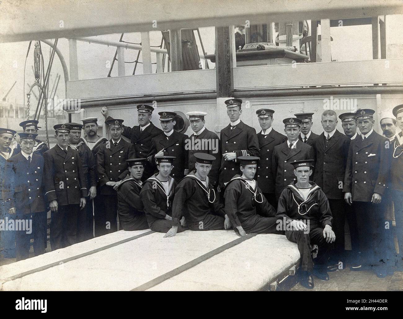 Die Offiziere und Crew von Sir Ernest Shackleton auf dem Deck der Nimrod: Expedition in die Antarktis, 1907. Foto, 1907. Stockfoto