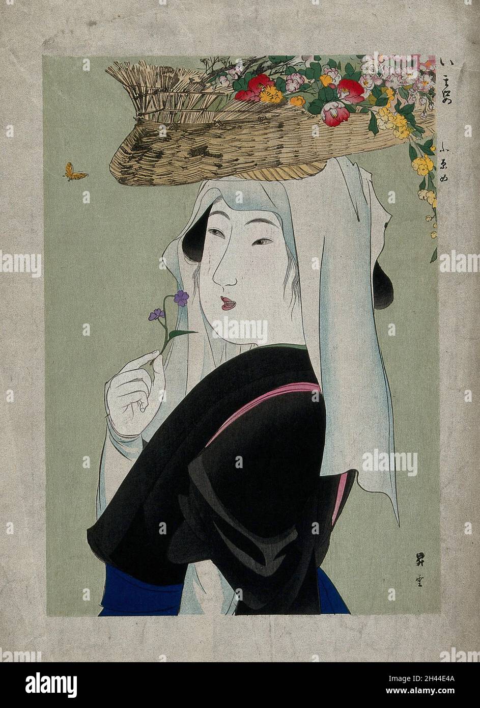 Eine Frau wie Ohara-Me aus dem Dorf Ohara außerhalb von Kyoto, die eine Ladung Schnittblumen auf ihrem Kopf trägt und einen Schmetterling anzieht. Farbholzschnitt von Yamamoto Shōun, 1906. Stockfoto