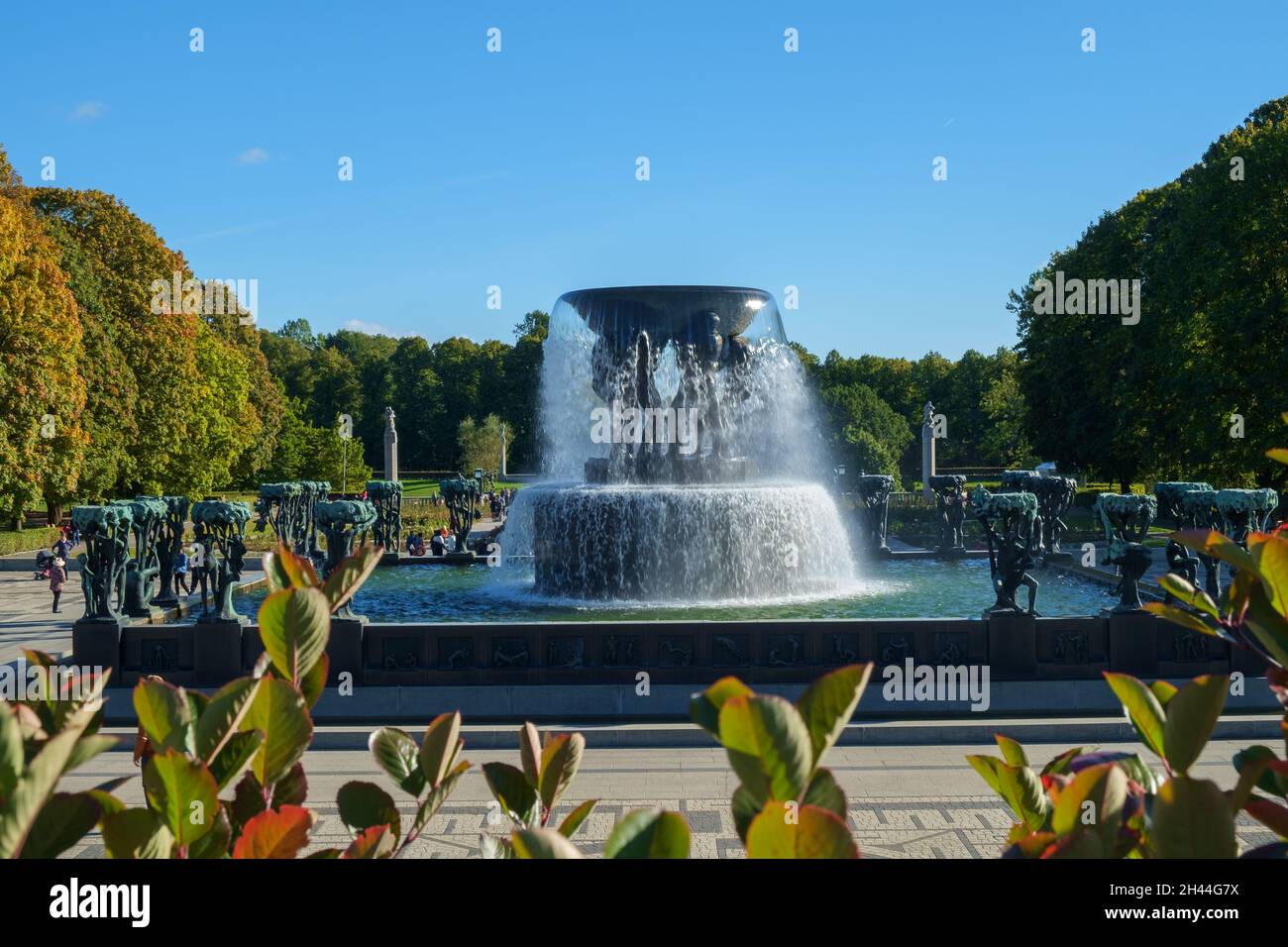 Oslo, Norwegen - 7. Oktober 2016: Vigeland Sculpture Park. Ein Brunnen mit sechs Bronzemännern, die eine Schale mit Wasser auf ihren Schultern halten. Stockfoto