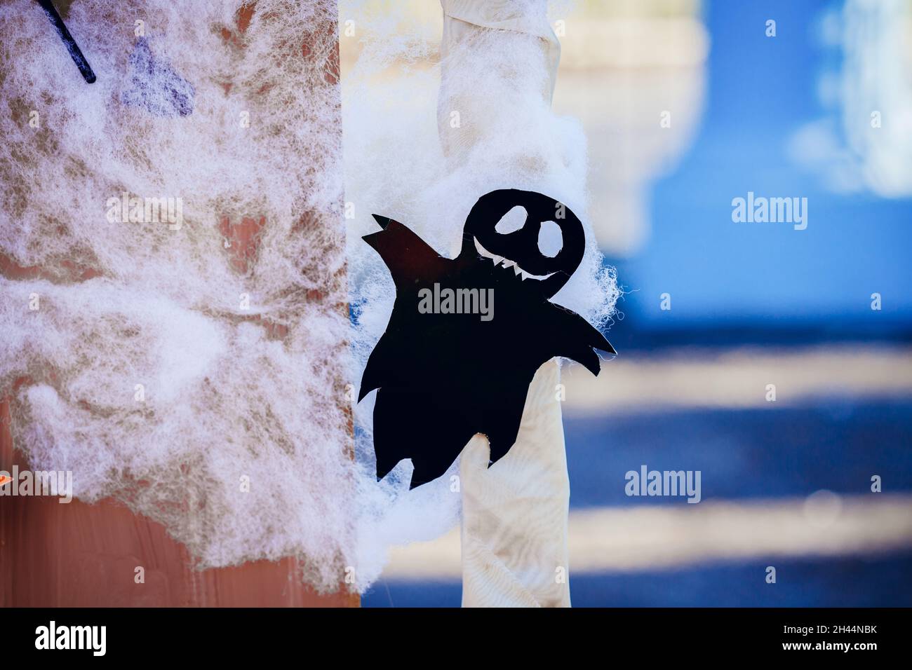 DIY Handwerk für Halloween. Dekorationen für den Halloween Urlaub mit eigenen Händen gemacht. Hintergrund für den Halloween Urlaub. Papierbasteln, Kürbisse Stockfoto