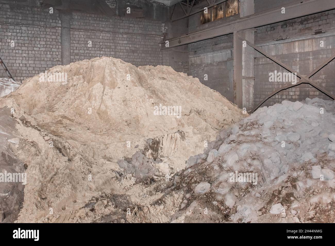 Mischung in einem Haufen von Bentonit-Ton und Sand, Verarbeitung von Land-und Bodenindustrie. Stockfoto