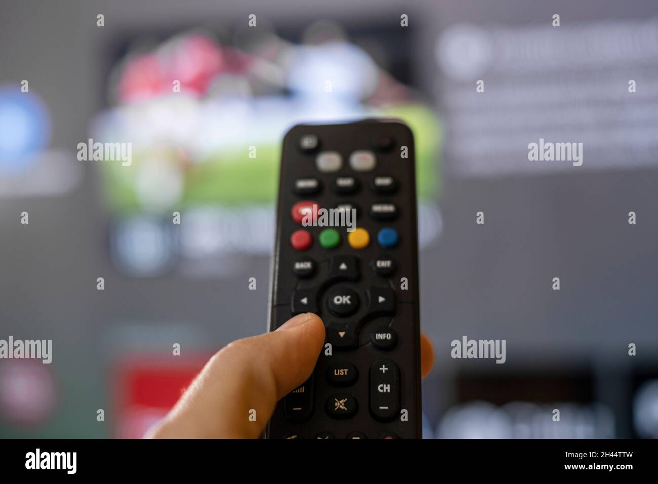 Mann Hand durchsuchen Smart tv-Apps, Zappen von Sendern auf Freizeit Lockdown Zeit, zu Hause Lifestyle Stockfoto