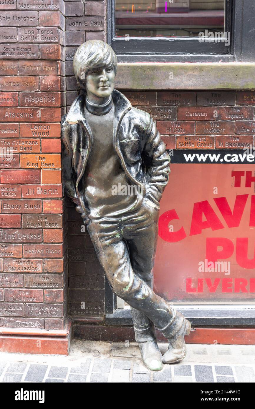 John Lennon Statue vor dem Cavern Pub, The Cavern Quarter, Mathew Street, Liverpool, Merseyside, England, Vereinigtes Königreich Stockfoto