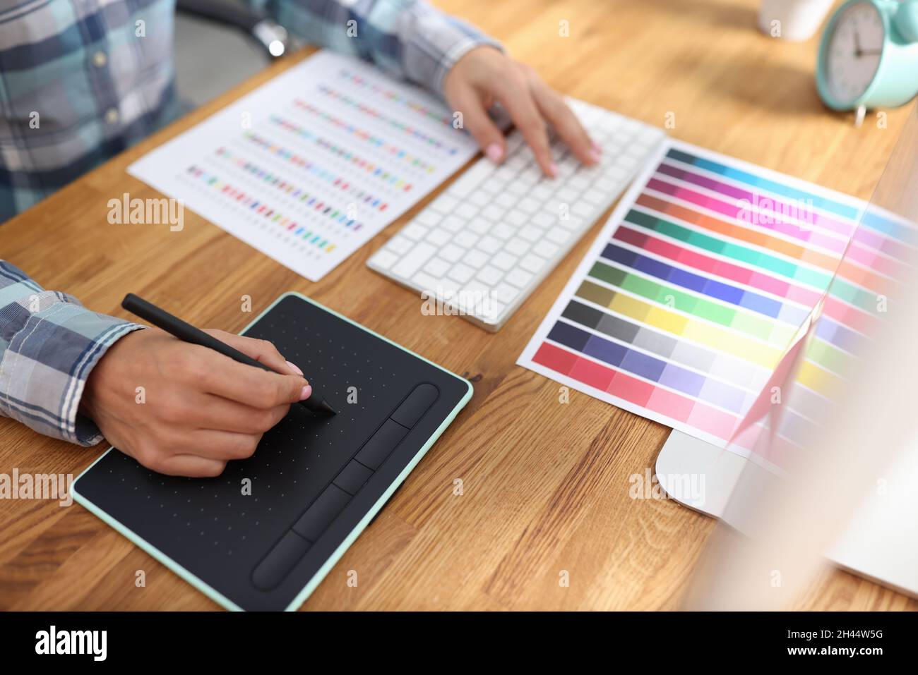 Grafikdesigner arbeitet am Computer und wählt Farbschemata aus Stockfoto