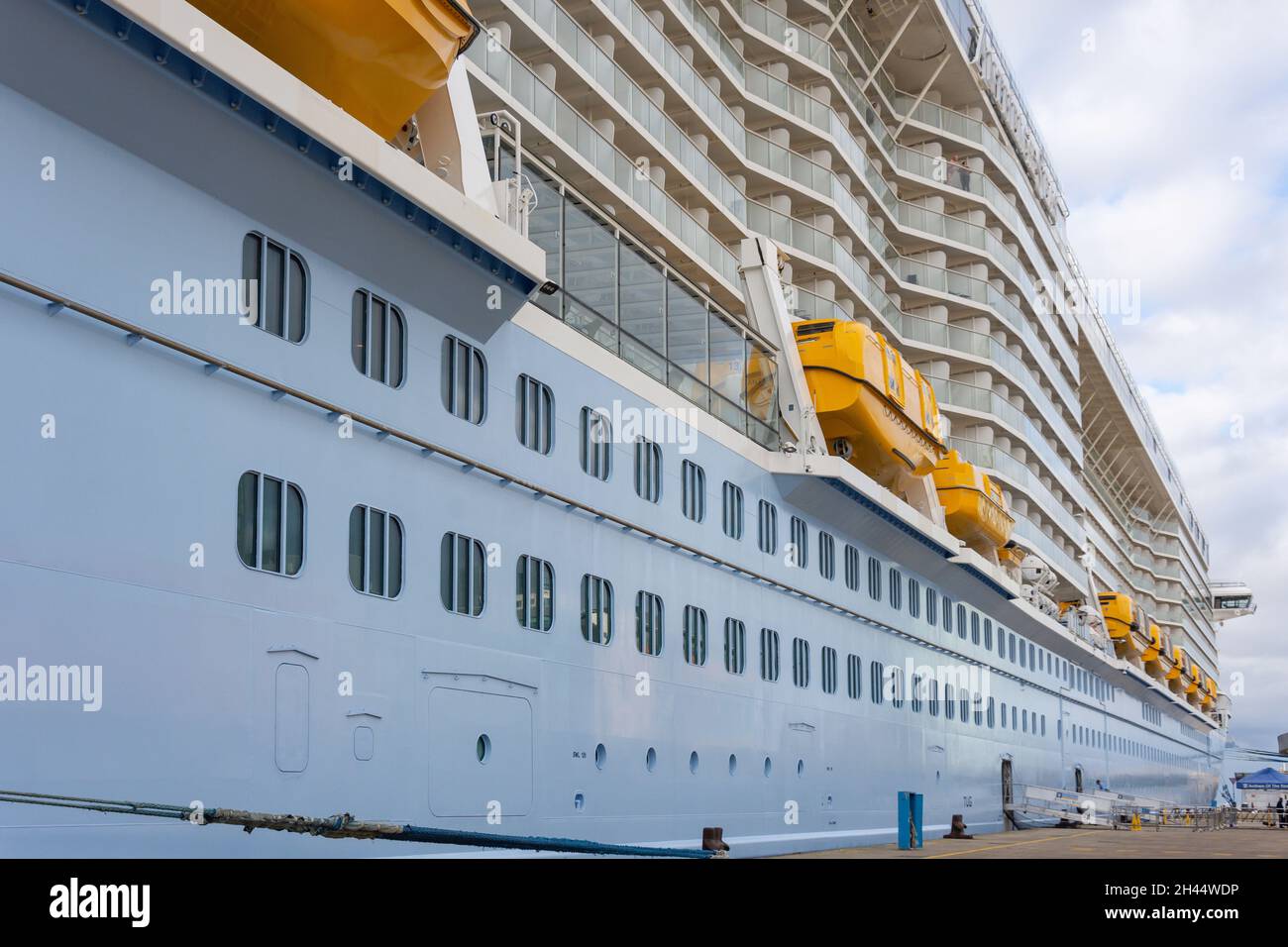 Royal Caribbean 'Anthem of the Seas'-Schiff am Liegeplatz, Princes Parade, Liverpool, Merseyside, England, Vereinigtes Königreich Stockfoto