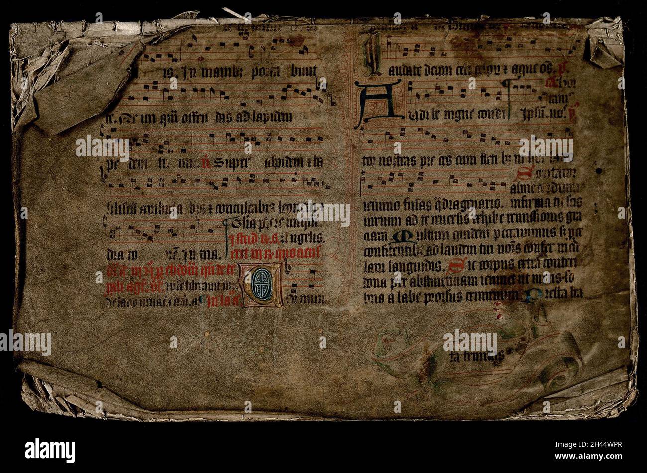 Album mit Stichen, gebunden in einer mittelalterlichen Musikhandschrift von neun Notensystemen. Gemischte Medien, ca. 1500-1700 (?). Stockfoto