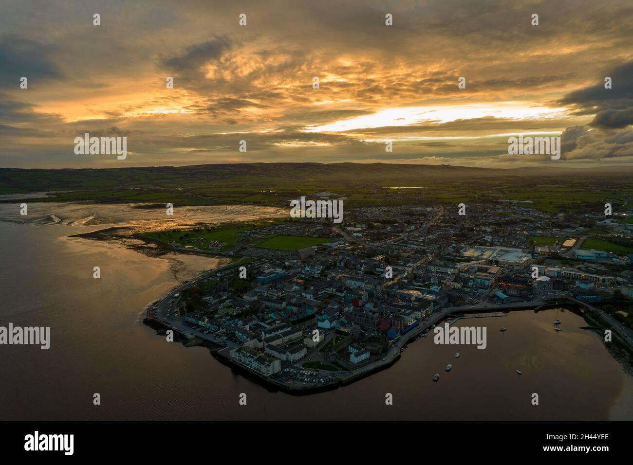 Drohnenbild der Stadt Dungarvan, County Waterford bei Sonnenuntergang Stockfoto