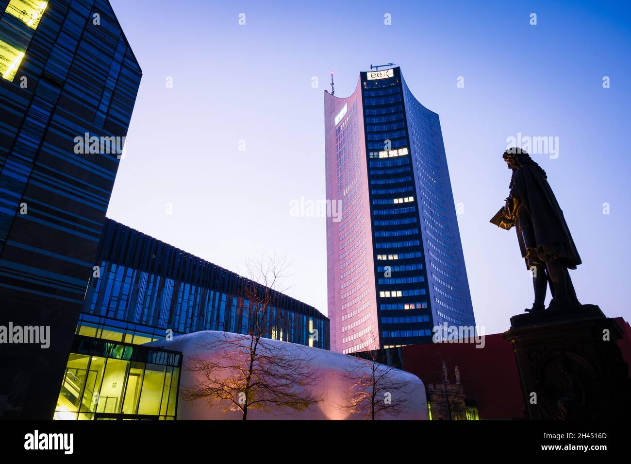 Leipzig, Deutschland - 28. Oktober 2021: Stadtbild von Leipzig mit (RTL) Gottfried Wilhelm Leibniz-Denkmal, City-Hochhaus, Universität, Universitätskirche Stockfoto