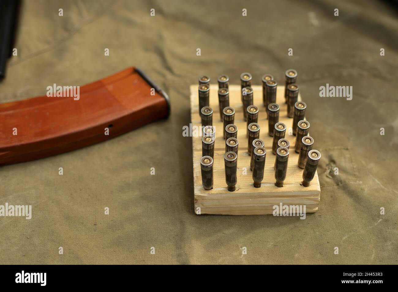 Patronen aus Schusswaffen. Patronen auf dem Trainingsständer. Sowjetische automatische Waffen im Detail. Eine Schachtel für Patronen mit Hülsen. Stockfoto