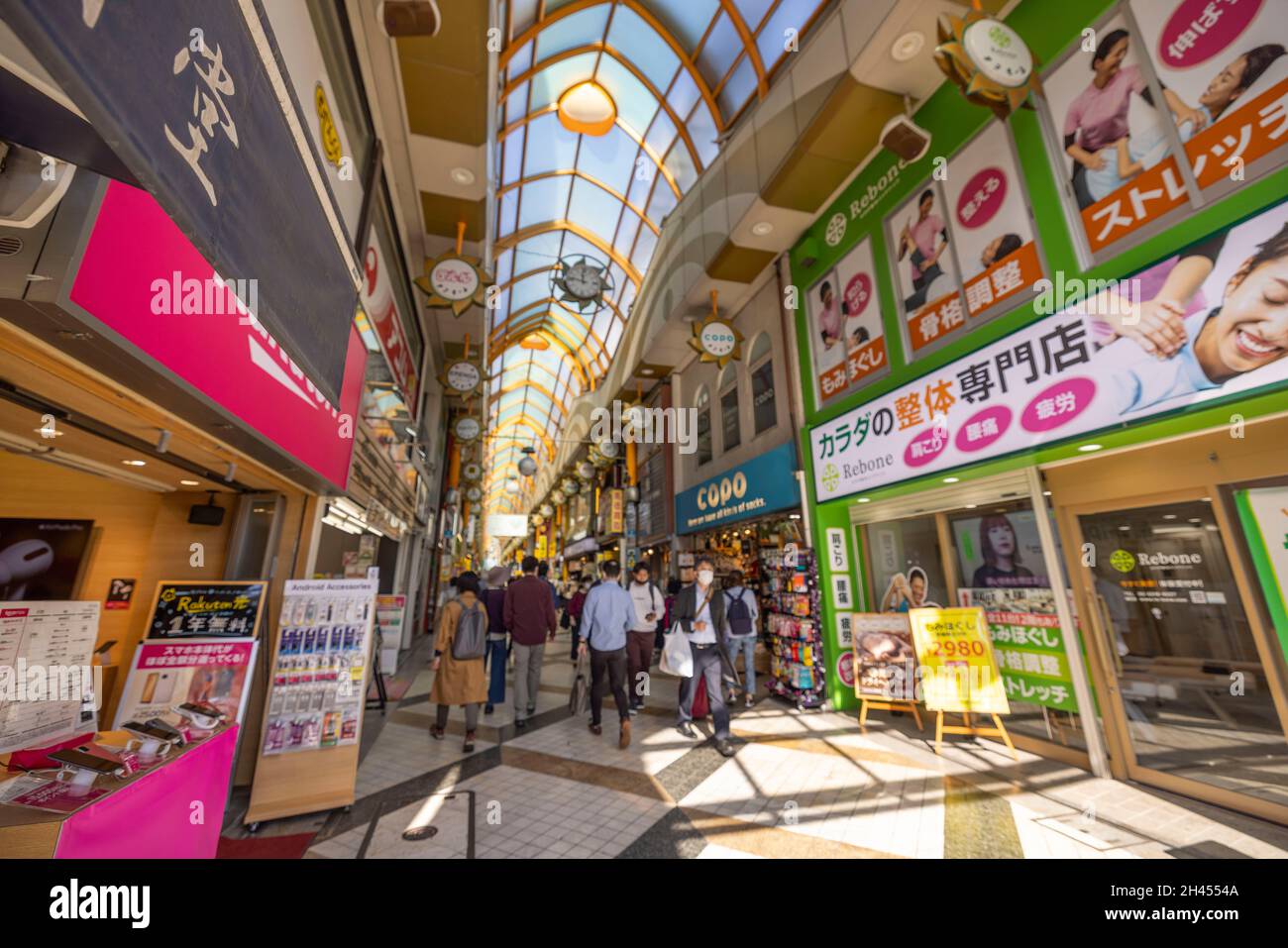 Die Nakano Sun Shopping Street ist eine der berühmten Einkaufsstraßen in Tokio. Tausende von Touristen besuchen es jeden Tag. Es liegt sehr nahe am Bahnhof Nakano. Stockfoto