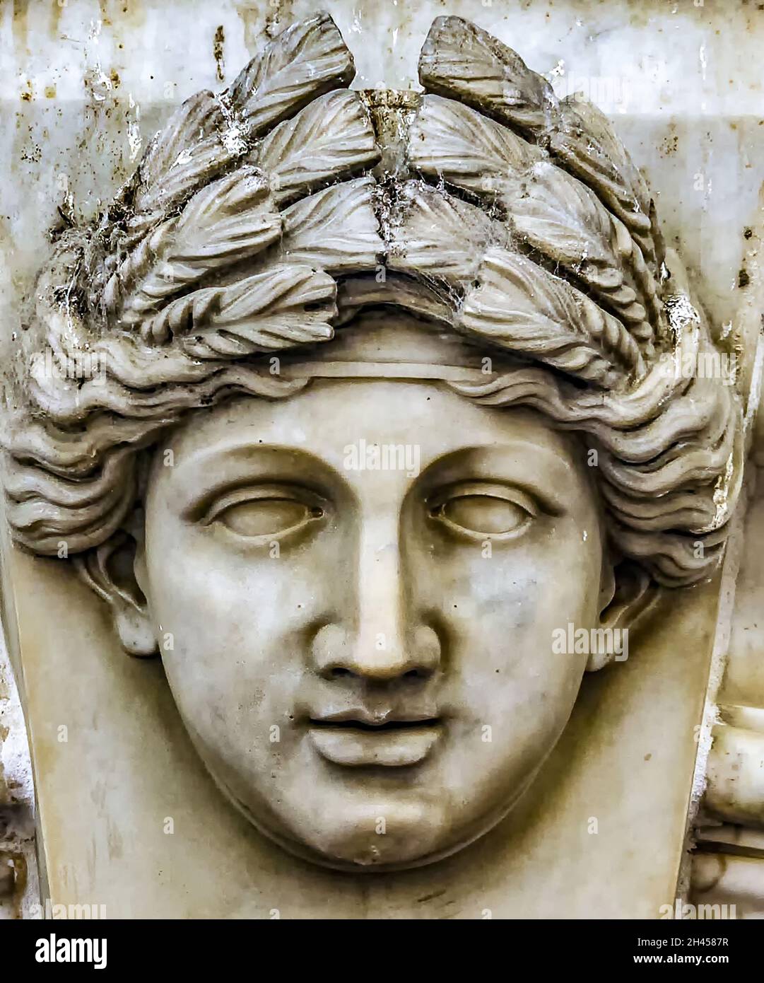 Alte römische Skulptur, in der Sie ein Gesicht sehen können Stockfoto