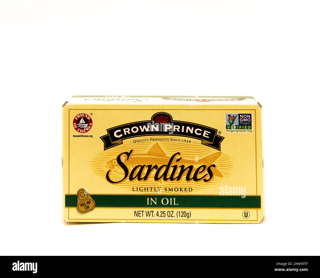 Eine Dose Kronprinz-Sardinen leicht geräuchert und in Sojabohnenöl verpackt, verpackt in einer blauen Schachtel. Stockfoto