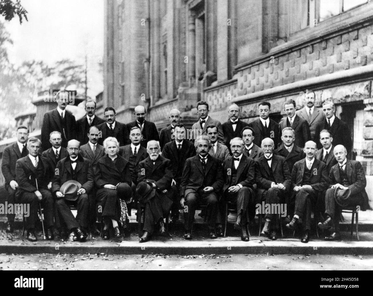 Eine Ansammlung von Gehirnen - Delegierte bei der Solvay-Konferenz 1927. Die Anwesenden sind es Hinten: Auguste Piccard, Émile Henriot, Paul Ehrenfest, Édouard Herzen, Théophile de Donder, Erwin Schrödinger, je Verschaffelt, Wolfgang Pauli, Werner Heisenberg, Ralph Fowler, Léon Brillouin. Middle Row: Peter Debye, Martin Knudsen, William Lawrence Bragg, Hendrik Anthony Kramers, Paul Dirac, Arthur Compton, Louis de Broglie, Max Born, Niels Bohr. Vordere Reihe: Irving Langmuir, Max Planck, Marie Curie, Hendrik Lorentz, Albert Einstein, Paul Langevin, Charles-Eugène Guye, CTR Wilson, Owen Richardso Stockfoto