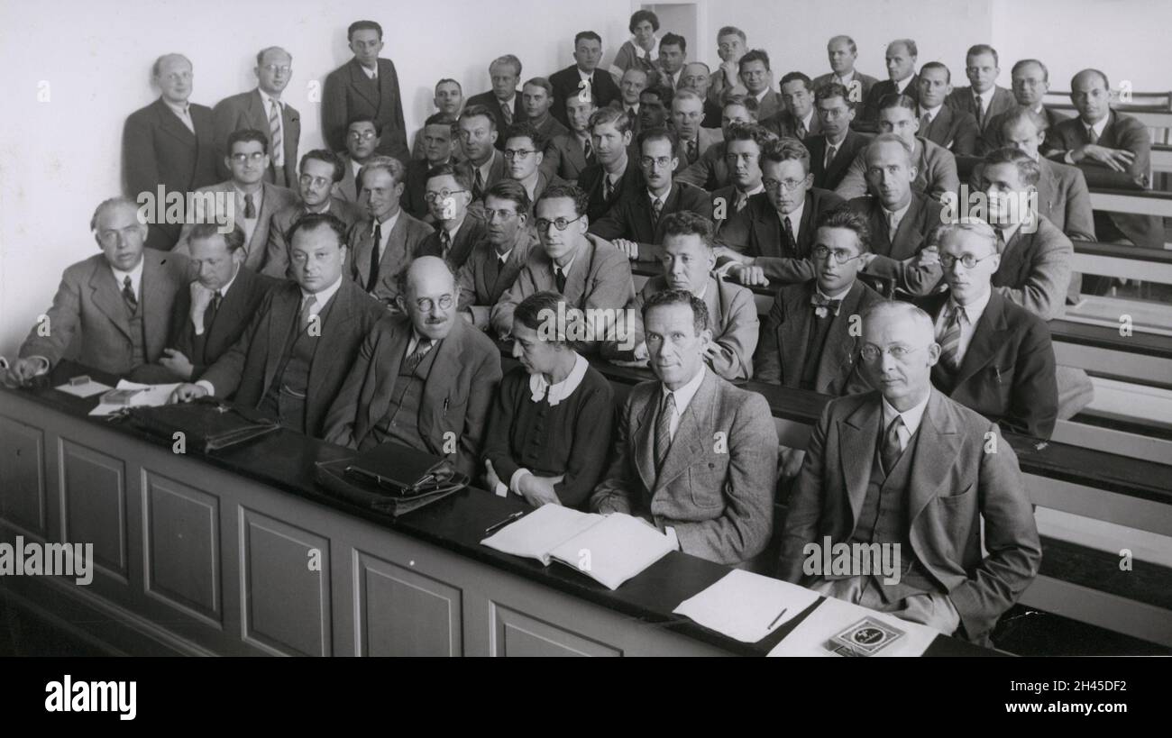 Eine Sammlung berühmter theoretischer Physiker bei einem Vortrag. In der ersten Reihe sind Niels Bohr, Werner Heisenberg, Wolfgang Pauli, Otto Stern und Lise Meitner Stockfoto