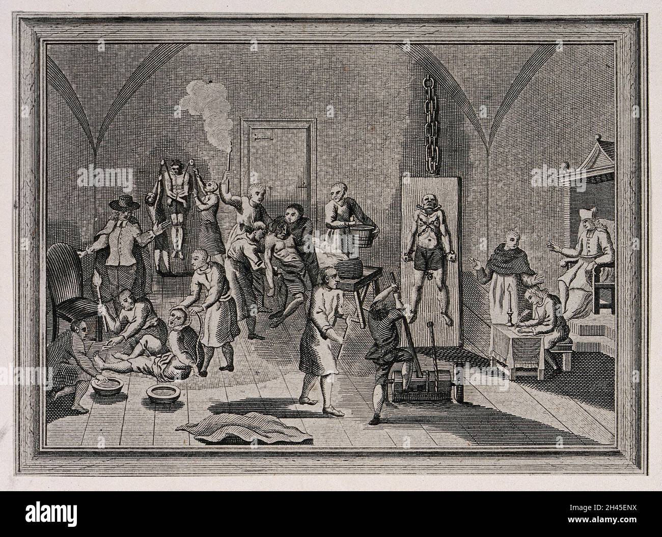 Das Innere eines Gefängnisses der spanischen Inquisition, in dem ein Priester seinen Schreiber beaufsichtigt, während Männer und Frauen an den Riemenscheiben aufgehängt, auf dem Regal gefoltert oder mit Fackeln verbrannt werden. Ätzen. Stockfoto Das Innere eines Gefängnisses der spanischen Inquisition, in dem ein Priester seinen Schreiber beaufsichtigt, während Männer und Frauen an den Riemenscheiben aufgehängt, auf dem Regal gefoltert oder mit Fackeln verbrannt werden. Ätzen. Stockfoto