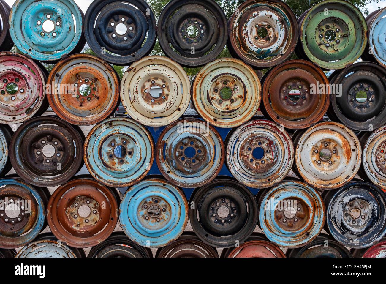 Wand von Automobilfelgen außerhalb von Albuquerque, New Mexico Stockfoto