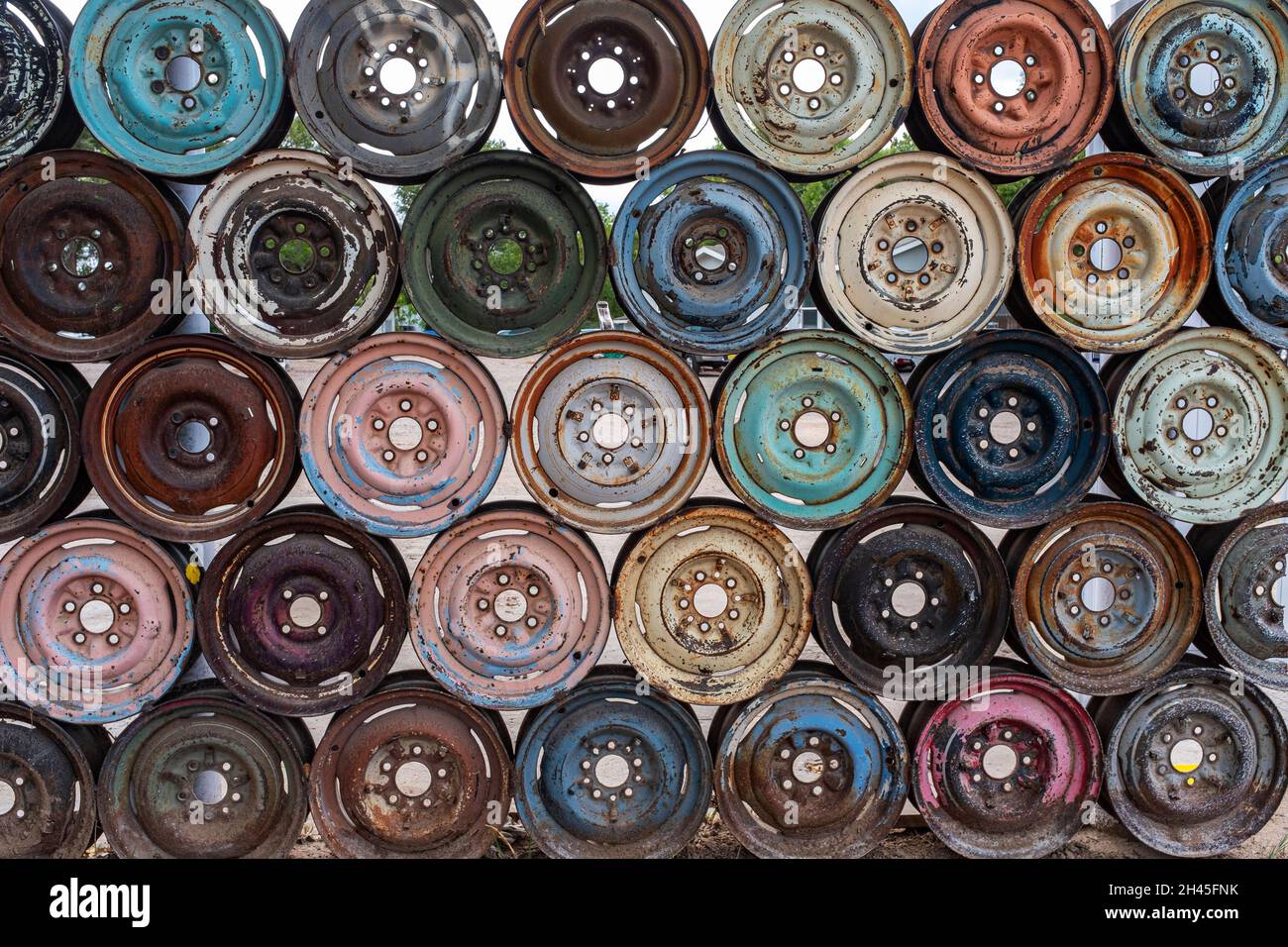 Wand von Automobilfelgen außerhalb von Albuquerque, New Mexico Stockfoto